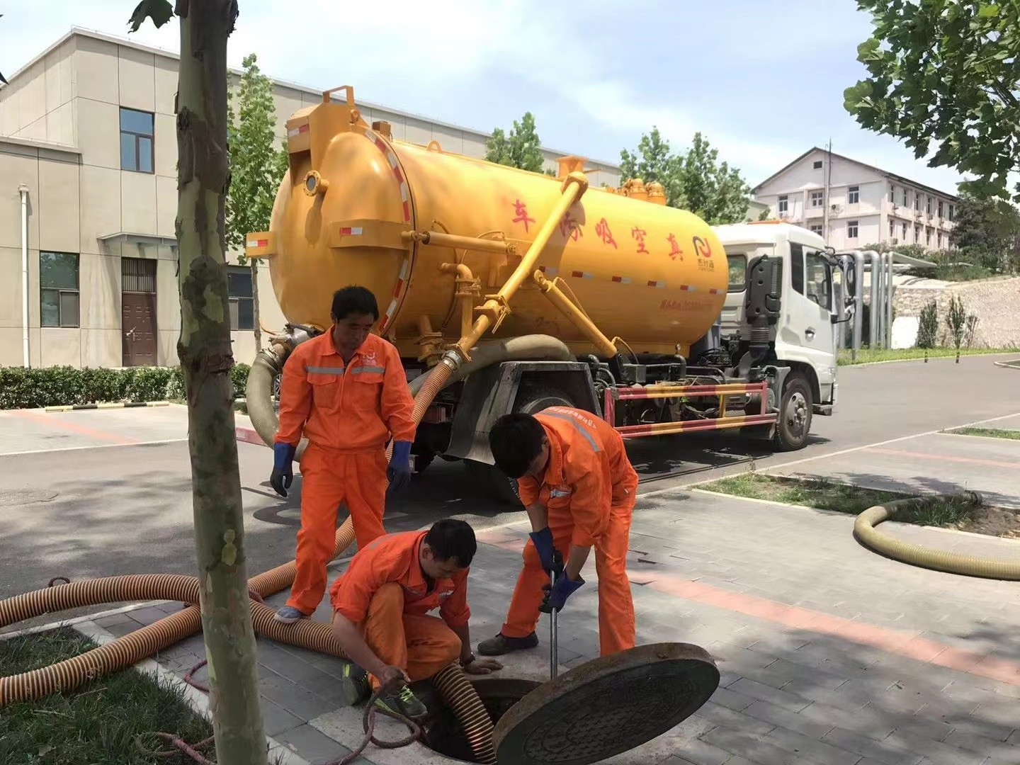 南明管道疏通车停在窨井附近