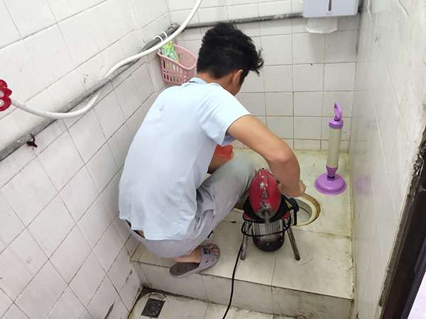 南明管道堵塞冒臭气 专业师傅现场解决问题