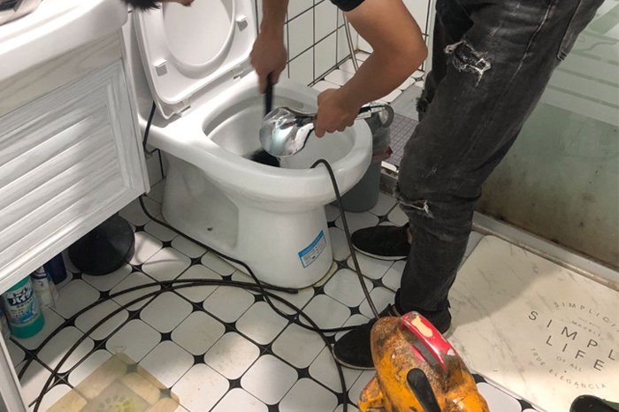 南明马桶堵塞自己疏通还是找师傅？专业上门服务让你省时更省心