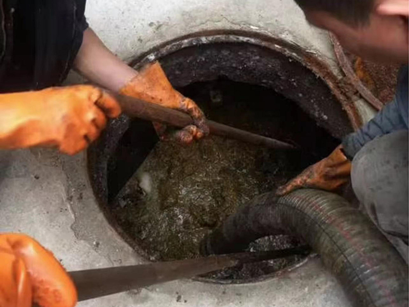 南明清理化粪池时如何避免沼气的危害？